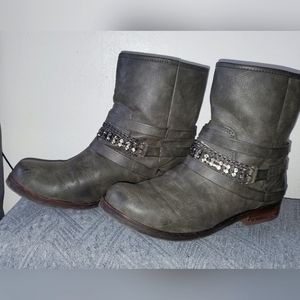 Coconuts by Matisse Berriman Grey Boots